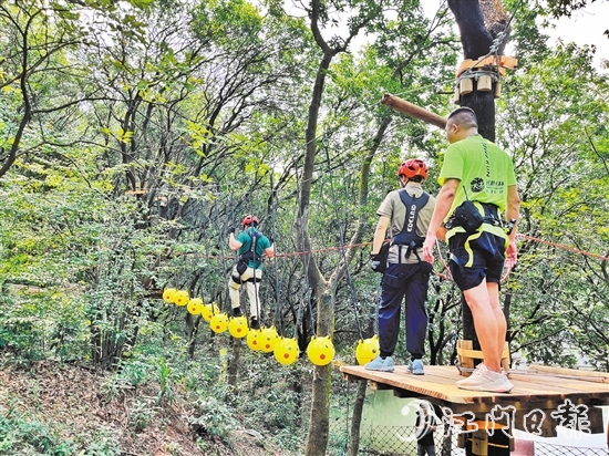 游客在工作人員的指導下，學習相關安全知識，現(xiàn)場體驗部分游玩項目。