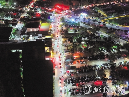 來(lái)五洞村品嘗牛肉的市民游客眾多，村內(nèi)不時(shí)形成“車龍”。