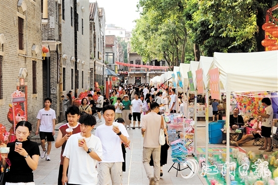 啟明里的國(guó)潮市集熱鬧非凡。