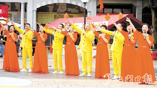江門和美合唱團(tuán)的團(tuán)員們用真摯的情感和動(dòng)人的歌聲向祖國(guó)送上祝福。