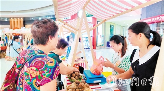 市民在展銷會(huì)上購(gòu)買天等縣特色農(nóng)產(chǎn)品。
