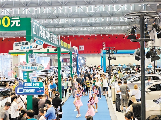 在2024江門“十一”國際車展現(xiàn)場，人們忙著挑選心儀的靚車。