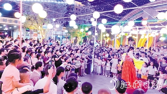 白水帶繽紛樂園內(nèi)，精彩節(jié)目層出不窮，吸引游客觀看。受訪者供圖