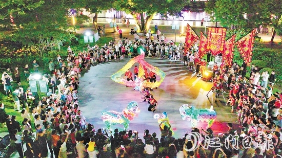夜光龍在夜空中翻騰，金光閃閃，威武霸氣。付師華