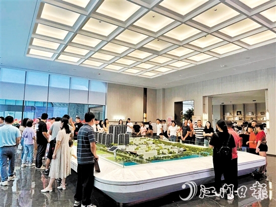 國慶假期，鶴山各大樓盤推出優(yōu)惠活動，吸引不少市民前往選購。
