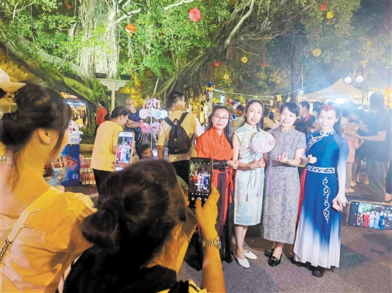 圭峰山重陽文化創(chuàng)意集市的舉辦更添濃厚節(jié)日氣氛。