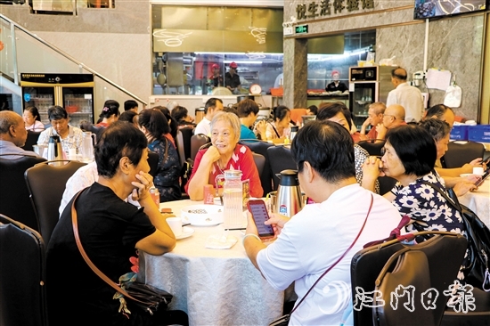 長者到參與“蓬江區(qū)社區(qū)飯?zhí)敏邜坌牟妥馈表?xiàng)目的愛心商家用餐。