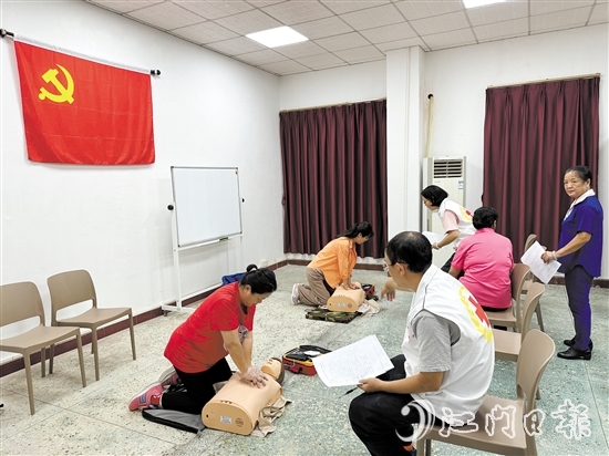 老師指導(dǎo)學(xué)員進(jìn)行實(shí)操練習(xí)。