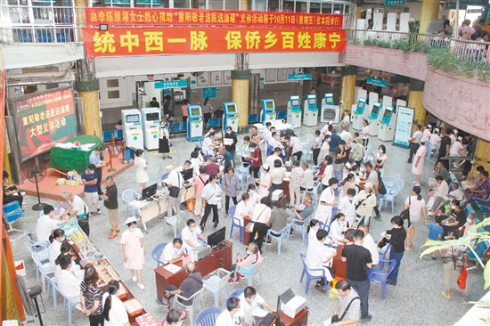 義診活動現(xiàn)場人頭攢動。