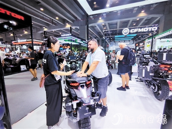 國外客商正在咨詢大冶摩托的新品。