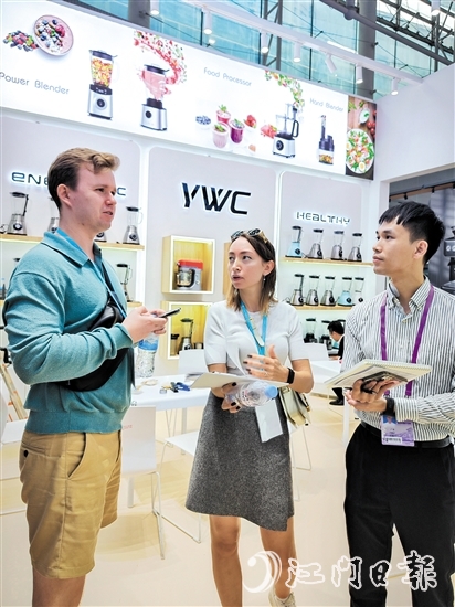 國外客商在裕威倡電器展位咨詢產品。
