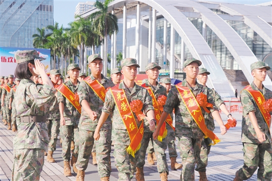我市舉行隆重的新兵歡送儀式。朱磊磊