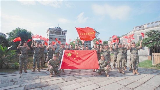 周文雍陳鐵軍民兵連在碉樓前慶祝新中國成立75周年。