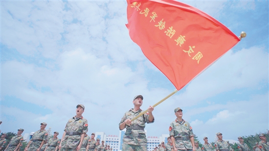 周文雍陳鐵軍民兵連深情歌頌祖國。