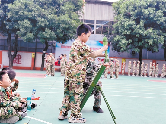 越塘小學(xué)學(xué)生正在體驗軍事技能實操。