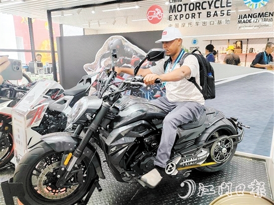 建雅摩托金剛狼800cc大型巡航車炫酷吸睛。鄧少軍