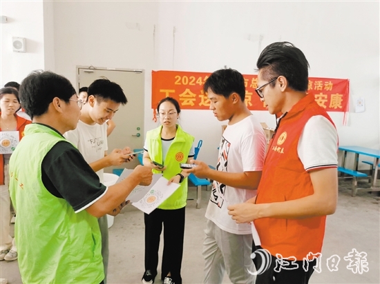 鶴山新業(yè)態(tài)工會代表積極開展政策宣傳。