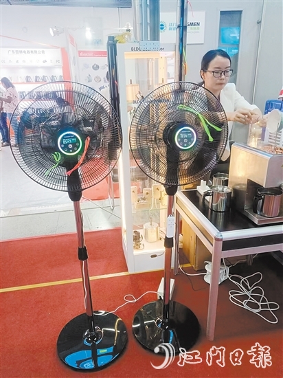 路思拓的“七彩LED燈光+香薰盒+自帶電池”16寸無軸電機(jī)風(fēng)扇。