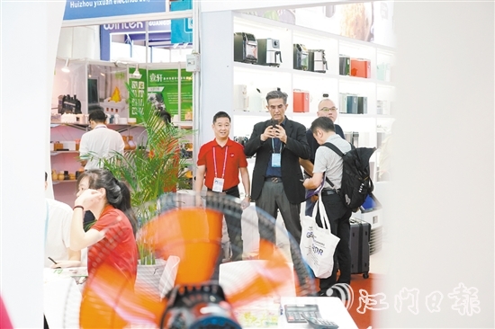 在德信電器展區(qū)，外國客商體驗(yàn)風(fēng)扇的強(qiáng)勁風(fēng)力。羅霈