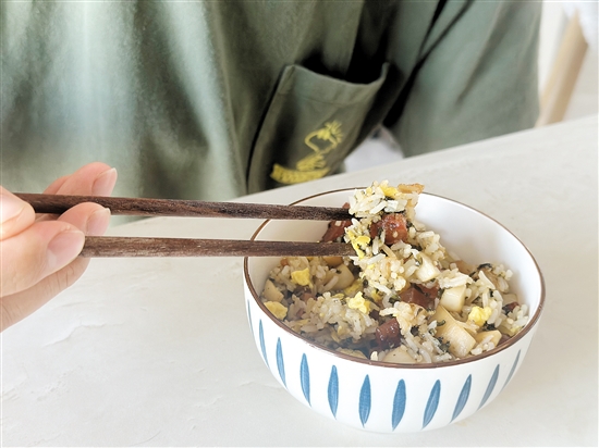 米飯煮熟后如果儲(chǔ)存不當(dāng)再拿來(lái)炒飯吃，或會(huì)導(dǎo)致“炒飯綜合征”。