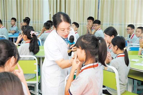 馬玉瑩教學(xué)生找穴位。