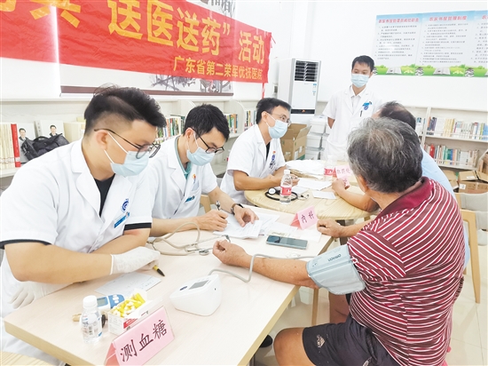 醫(yī)護人員耐心為優(yōu)撫對象檢查身體。