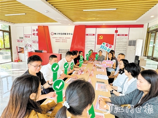 新市民在“新市民議事廳”上給社區(qū)治理提出意見(jiàn)建議。