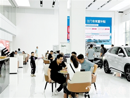在汽車(chē)銷售門(mén)店，前來(lái)看車(chē)購(gòu)車(chē)的市民絡(luò)繹不絕。