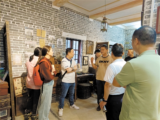 倉東遺產(chǎn)教育基地成為人們了解僑鄉(xiāng)歷史文化的一個平臺，經(jīng)常有人來這里參觀學(xué)習(xí)。