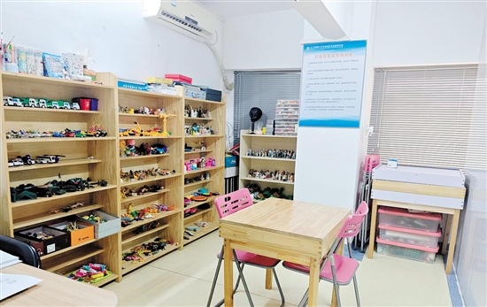 蓬江區(qū)未成年心理危機干預(yù)工作站內(nèi)的沙盤游戲室。