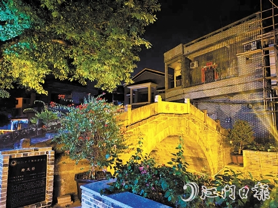 跨龍村歷史文化底蘊深厚。圖為有著300余年歷史的跨龍橋“一河兩岸”景色。
