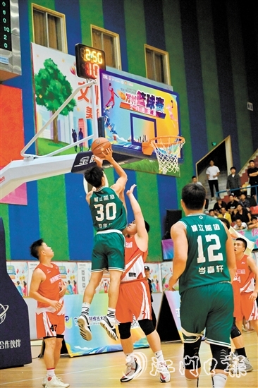 萬村籃球賽江門市級(jí)賽決賽現(xiàn)場(chǎng)，橫江村隊(duì)隊(duì)員迎著防守跳投得分。