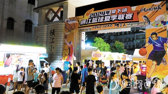 橫江“村BA”的賽場(chǎng)邊開設(shè)了美食夜市，讓觀眾既能看球賽，也能品美食。