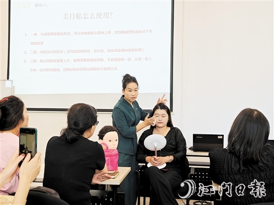 導師向婦女學員傳授形象化妝技巧。