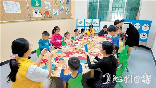 在威東村黨群服務(wù)中心的兒童多功能活動室，孩子們正在制作手工燈籠。