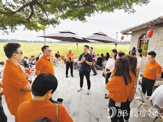 中山青年企業(yè)家一行來到牛江鎮(zhèn)昌梅村，游歷馮如故居，打卡“牛欄咖啡”。
