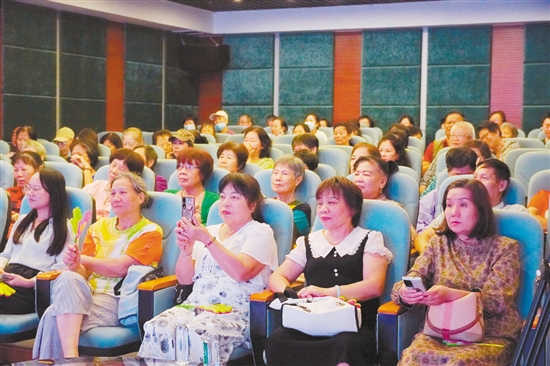 分享會(huì)上，旅游愛(ài)好者齊聚一堂。