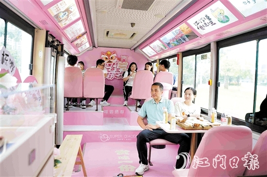 運(yùn)動(dòng)員和教練員乘坐“三點(diǎn)三下午茶”公交江海專線，感受江海魅力。