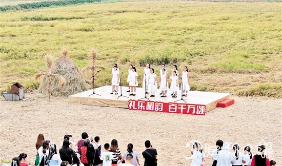 本土表演隊(duì)自主編排節(jié)目，以實(shí)際行動(dòng)為鄉(xiāng)村文旅賦能。