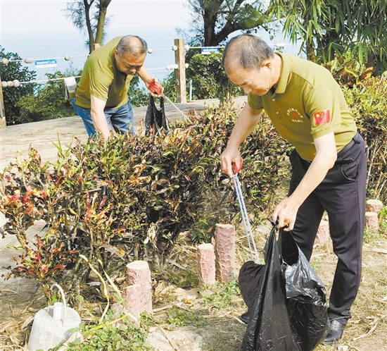 退役軍人志愿者參加環(huán)境整治行動，以實際行動助力“百千萬工程”。
