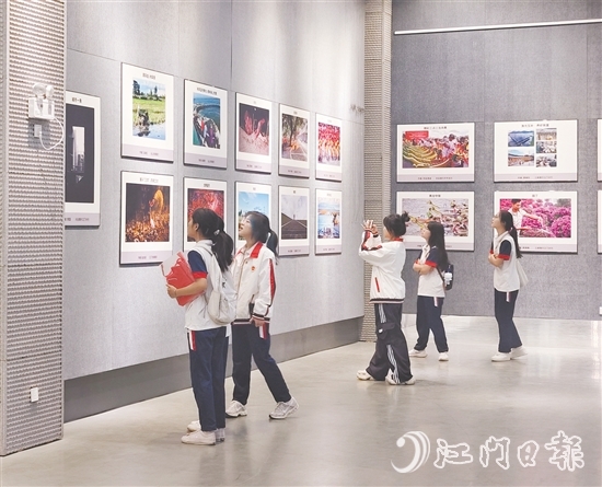 五邑大學經(jīng)濟管理學院學生們在觀展。