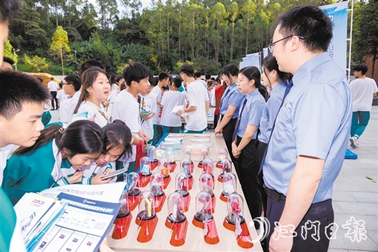 “檢銀?！敝η嗌倌炅私饨鹑谥R(shí)。
