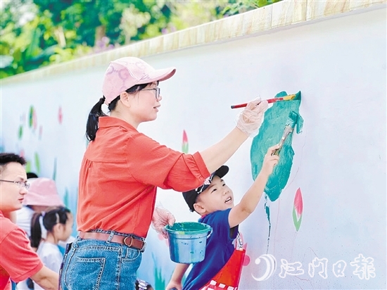 家長和孩子們一起畫蓮。