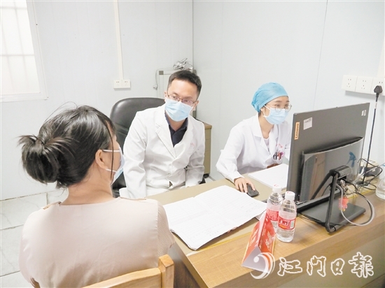 乳腺篩查義診活動(dòng)吸引了不少群眾前來(lái)咨詢(xún)就診。