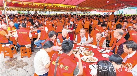 活動設(shè)置了午宴環(huán)節(jié)，在祠堂旁、村道邊安排了230多桌宴席，宗親鄉(xiāng)賢們在此同享家鄉(xiāng)味道、共慶家鄉(xiāng)盛事。