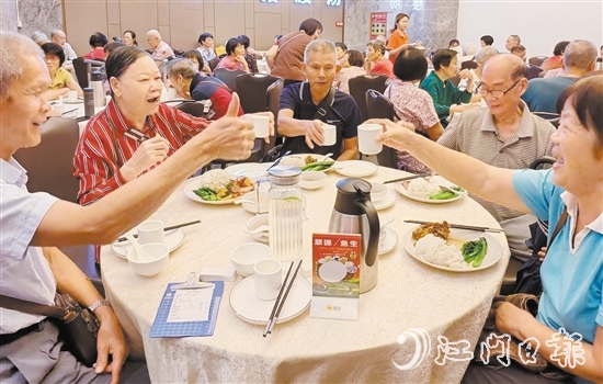 長者樂享舌尖上的幸福滋味。