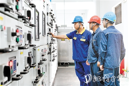 恩平供電局用電檢查人員對(duì)用戶設(shè)備開展安全檢查。
