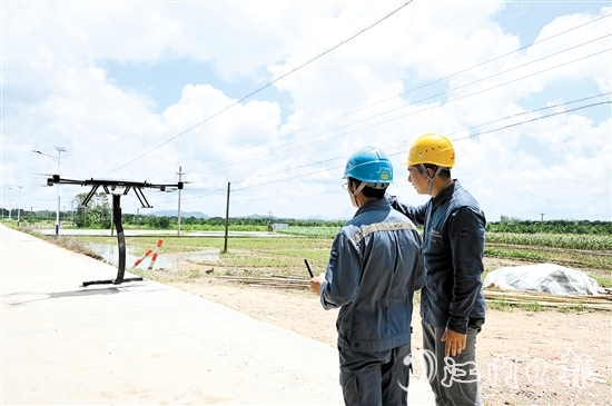 恩平供電局利用專業(yè)無人機(jī)對(duì)供電線路進(jìn)行檢查。