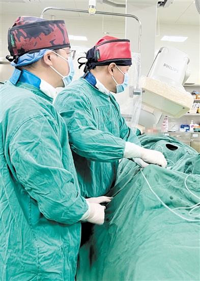 介入醫(yī)生穿著20公斤重的鉛衣為患者進(jìn)行手術(shù)。