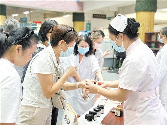 活動(dòng)現(xiàn)場(chǎng)，市民在品嘗膏方。